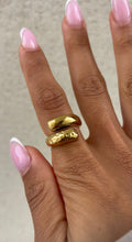 Anillo abrazo martillado