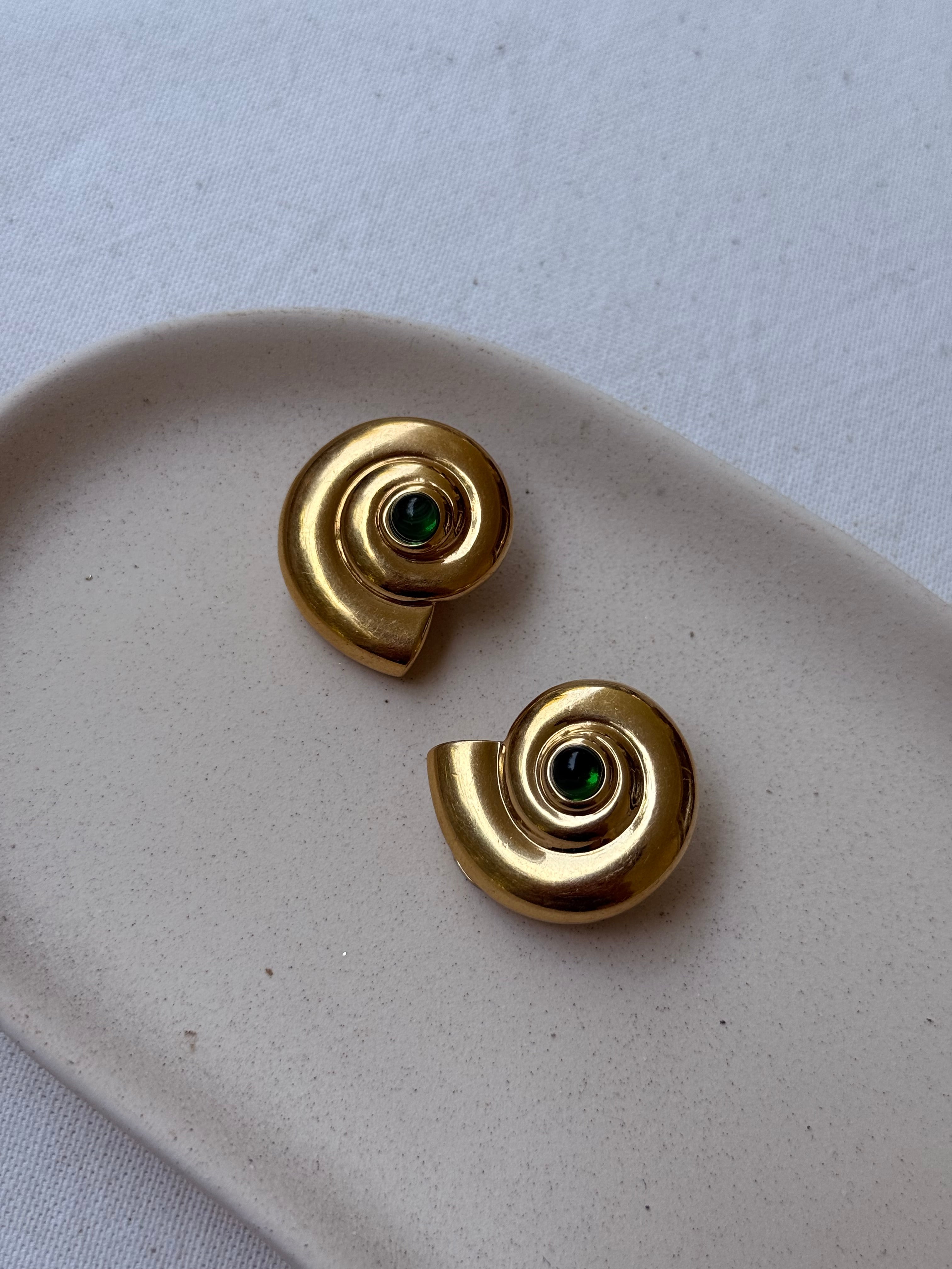 Pendientes Vintage - Conchas Doradas Y Strass Verde