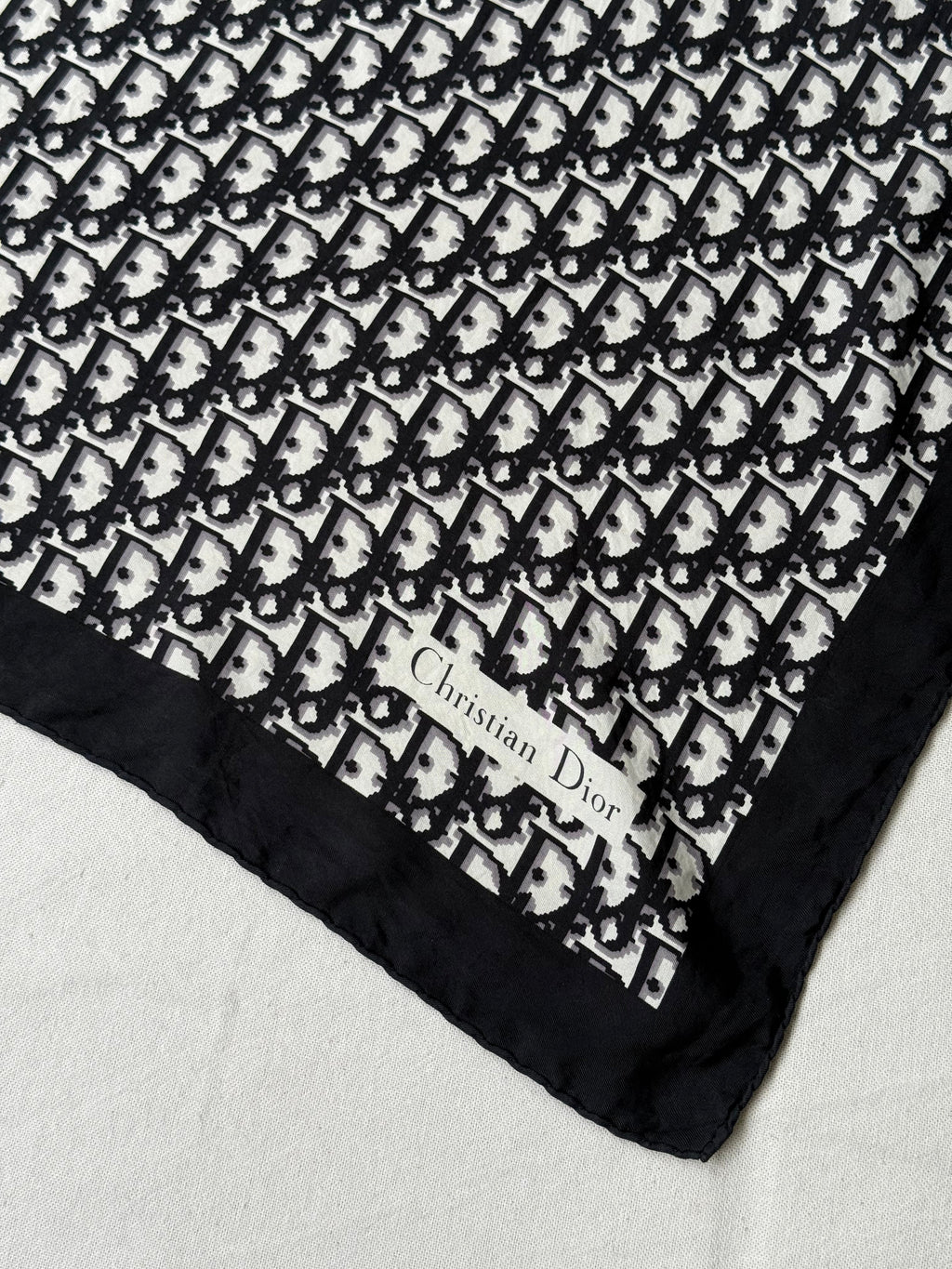 Foulard Christian Dior – Modèle Monogramme Noir