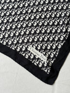 Foulard Christian Dior – Modèle Monogramme Noir