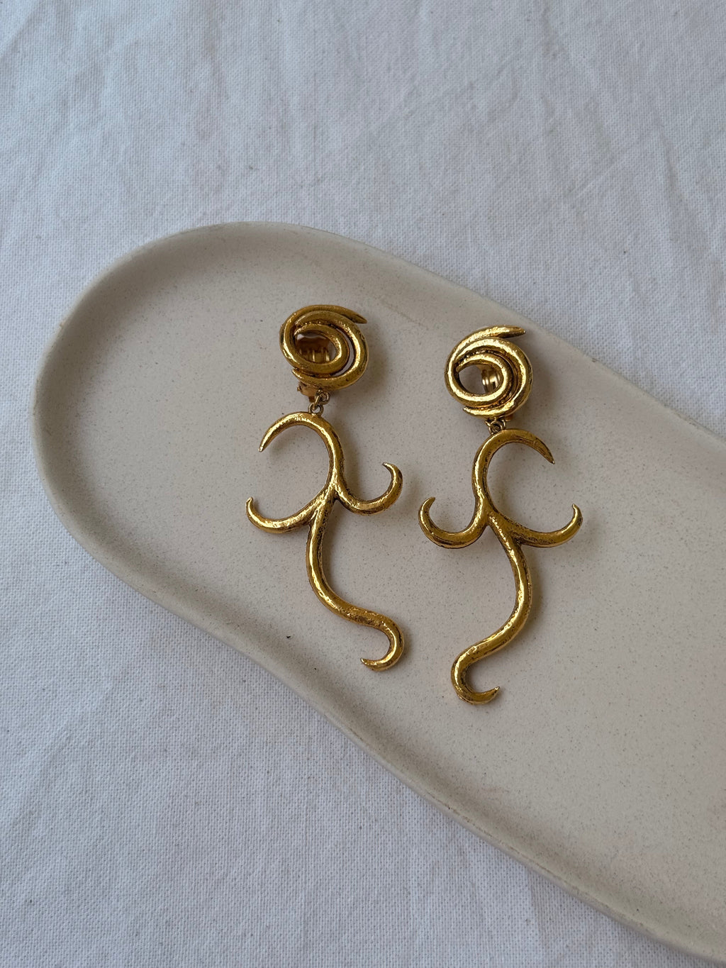 Pendientes Vintage - Diseño Estructural Dorado