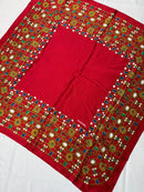 Foulard Chanel – Modèle Rouge Monogramme Et Bijouterie
