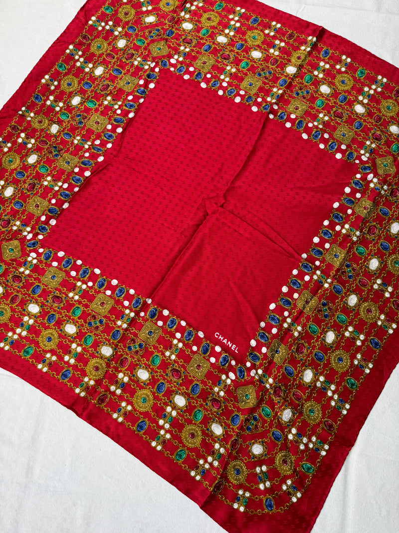 Foulard Chanel – Modèle Rouge Monogramme Et Bijouterie