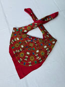 Foulard Chanel – Modèle Rouge Monogramme Et Bijouterie