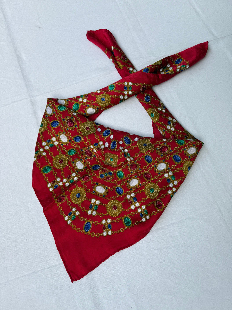 Foulard Chanel – Modèle Rouge Monogramme Et Bijouterie