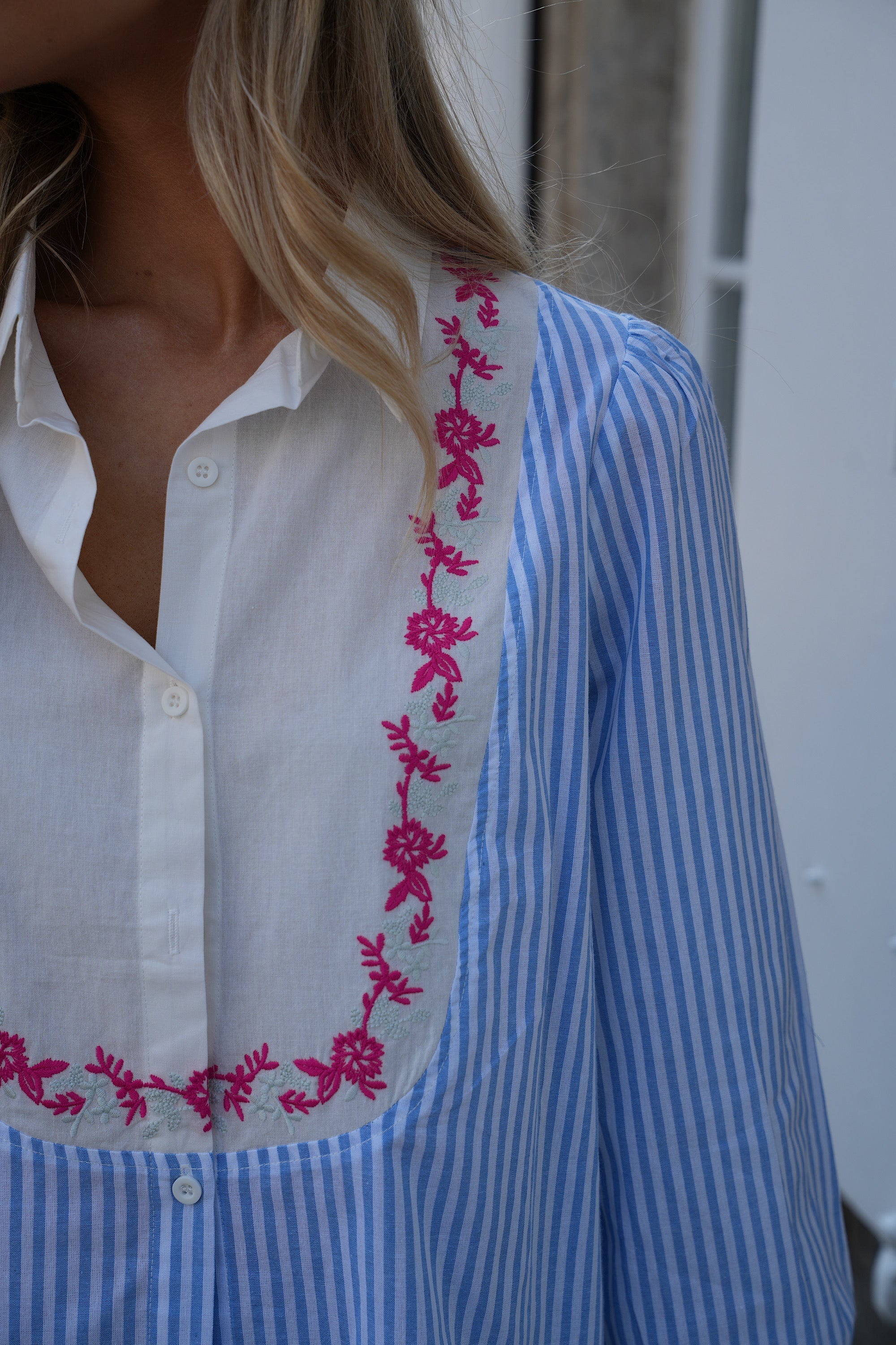 Chemise Brodée Valeria - Bleue