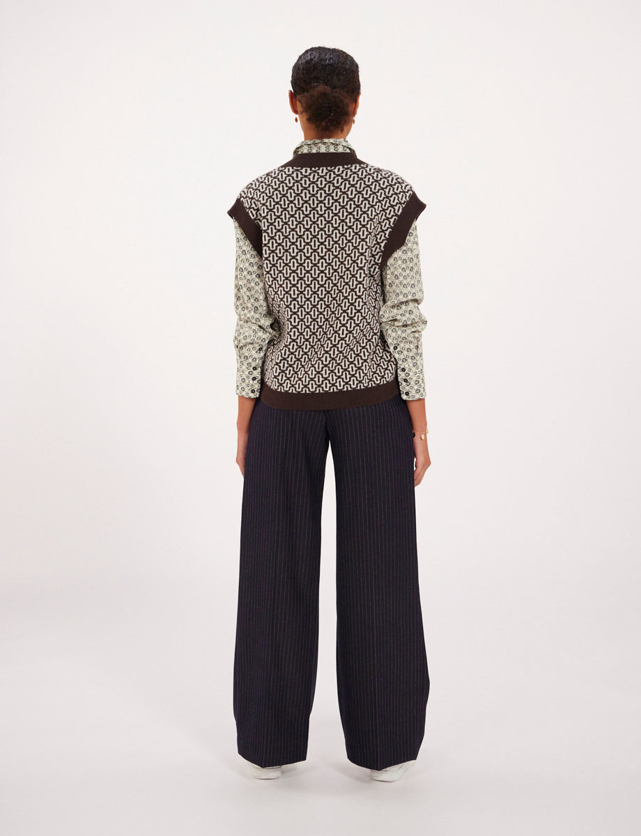 Ines De La Fressange – Pull Hailey - Marron, mannequin de dos portant un pull sans manches marron et un pantalon rayé