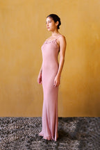 Vestido de punto con flores de ganchillo – Rosa, de la marca parisina Phème Paris, diseñado en París, con flores tejidas a ganchillo a mano, fotografiado en la costa del sur de Francia, silueta fluida ideal para vacaciones y ceremonias estivales.