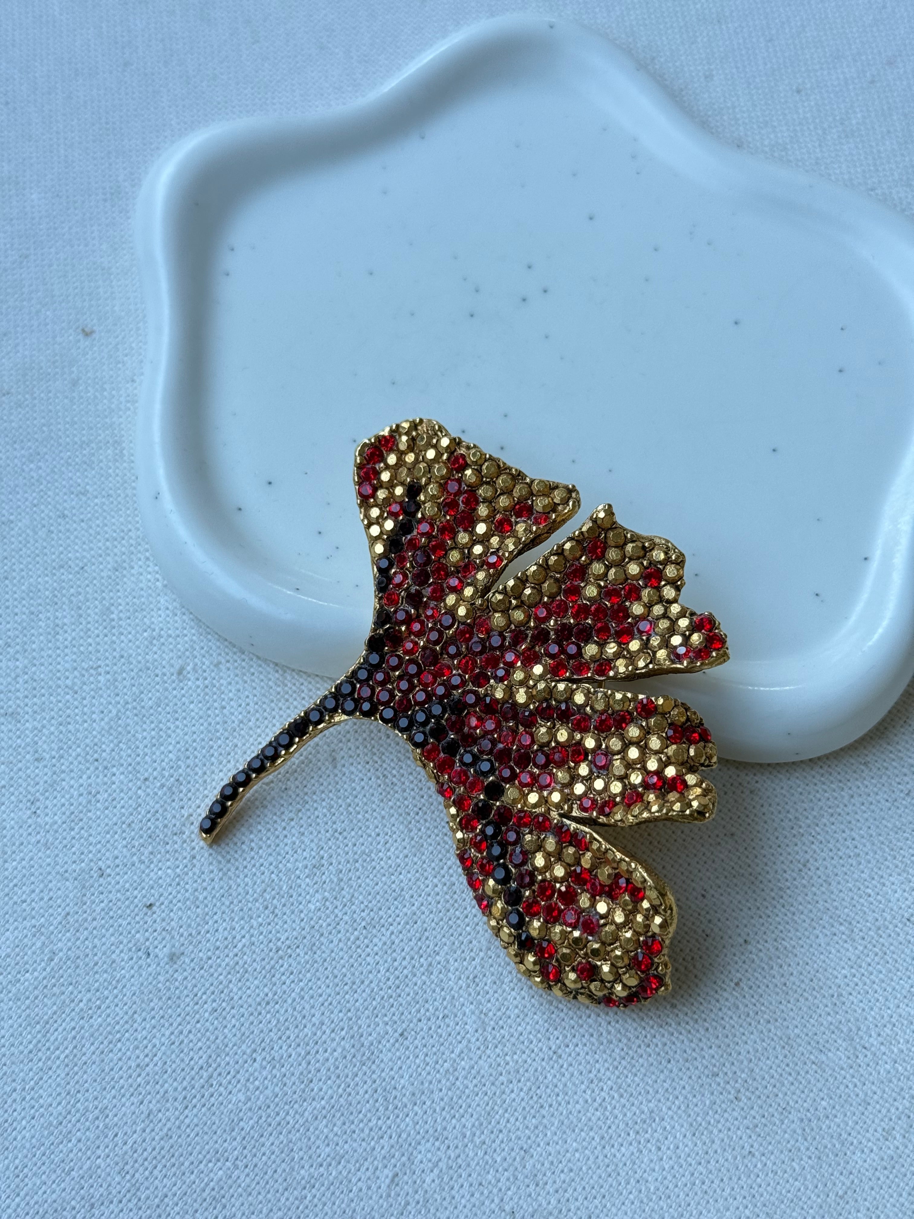 Broche vintage Xavier Loubens - Hoja dorada y pedrería roja