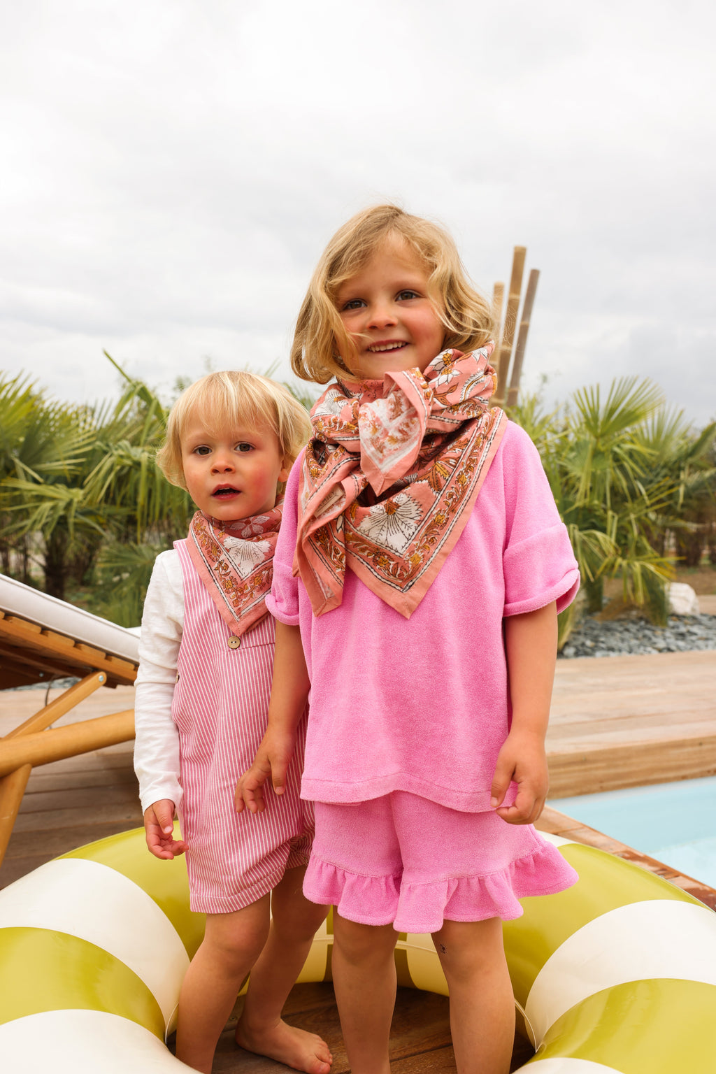 So Family – Pañuelo Adulto Dheli Blush, dos niños con ropa rosa y pañuelos estampados, vista frontal