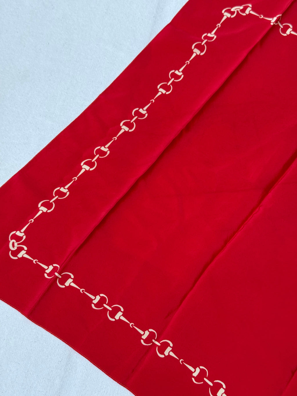 Foulard Céline – Motifs Chaînes Rouge