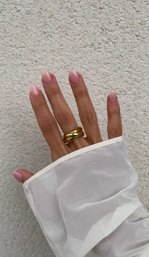 Anillo con cordones atrevidos