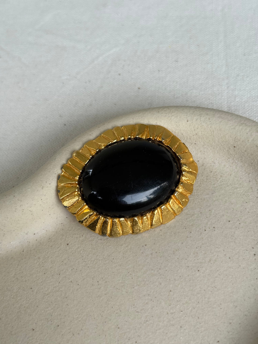 Broche Poggi Vintage - Cabochon Noir Et Monture Dorée Texturée