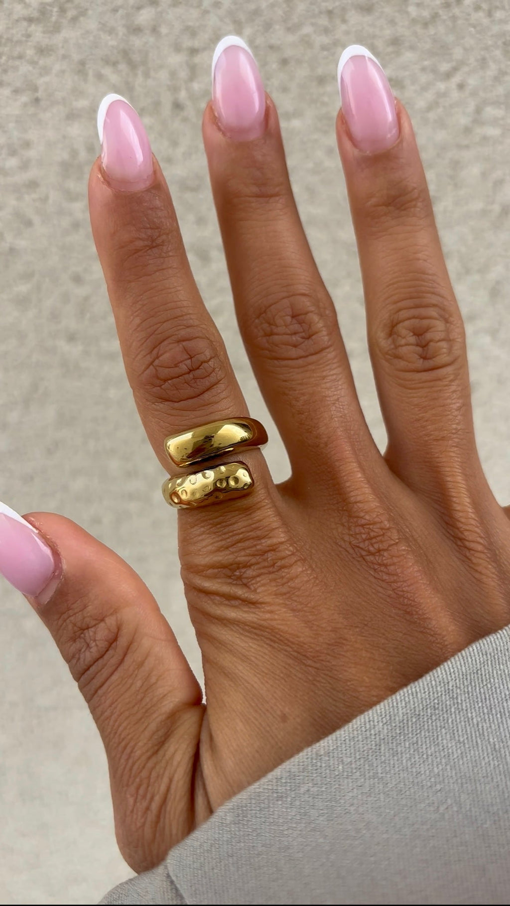 Anillo abrazo martillado