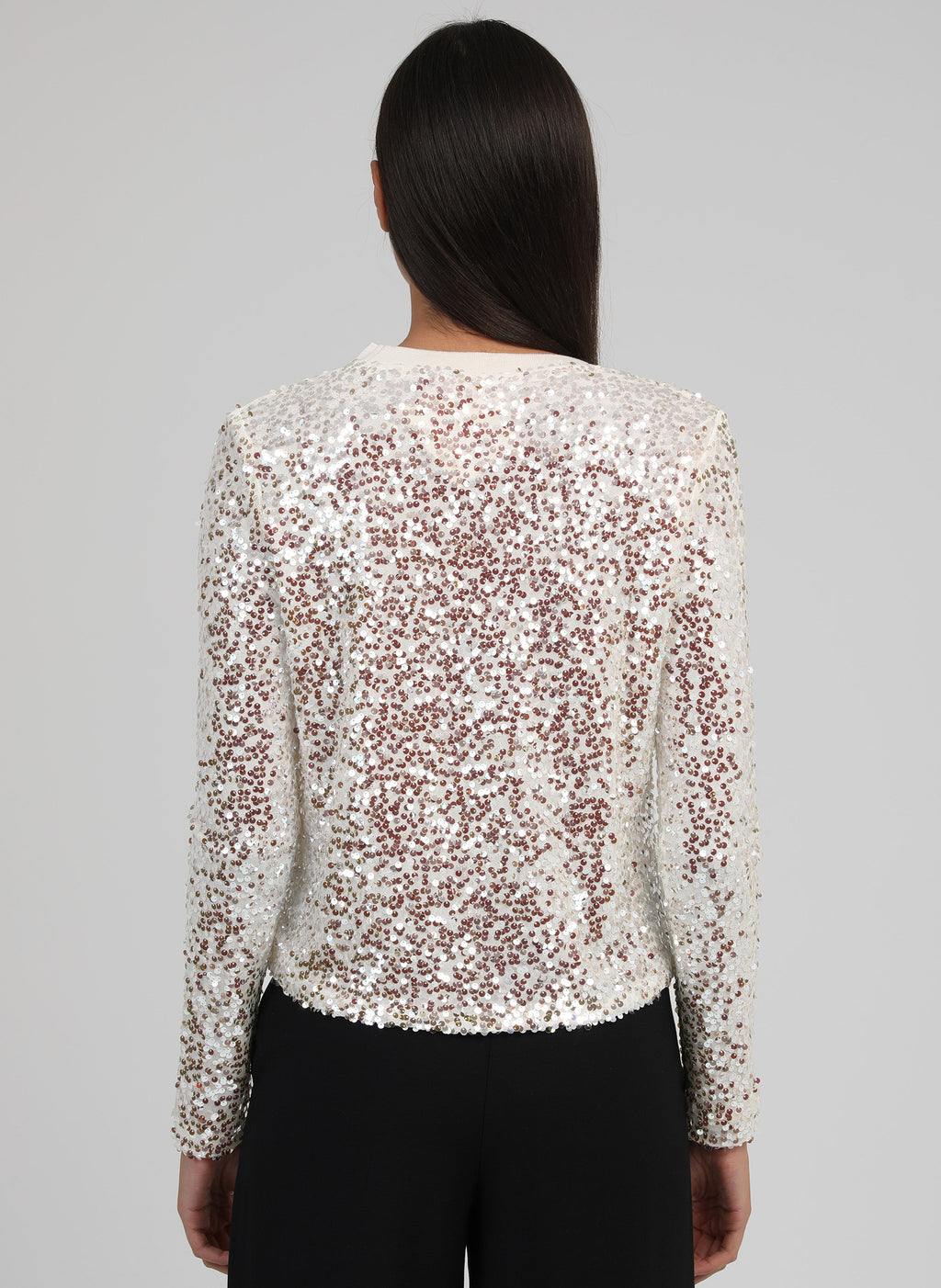 An'ge – T-Shirt Abela Ecru, veste à sequins portée de dos par un mannequin aux cheveux bruns