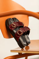 Sandalia burdeos con doble hebilla