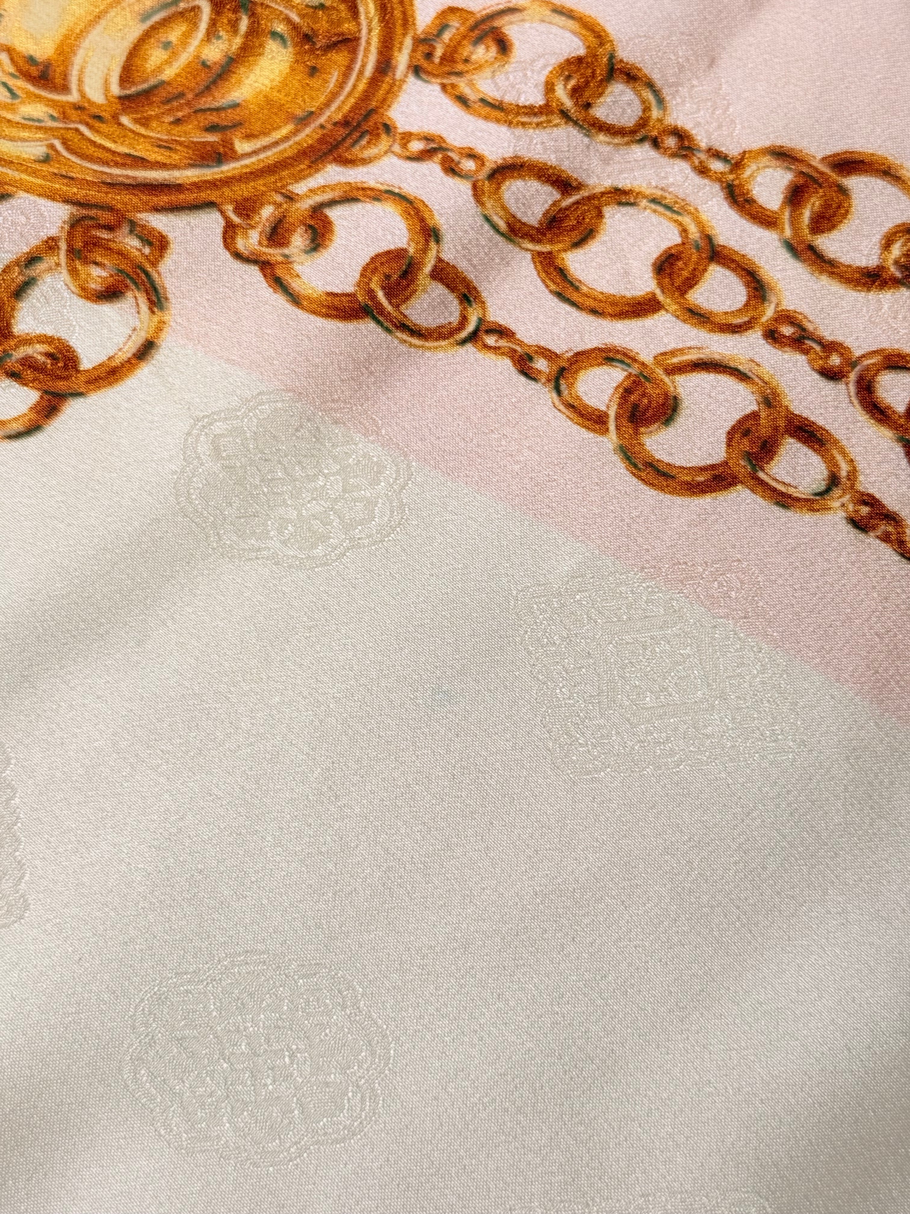 Foulard Chanel - Modèle Rose Pâle Et Blanc