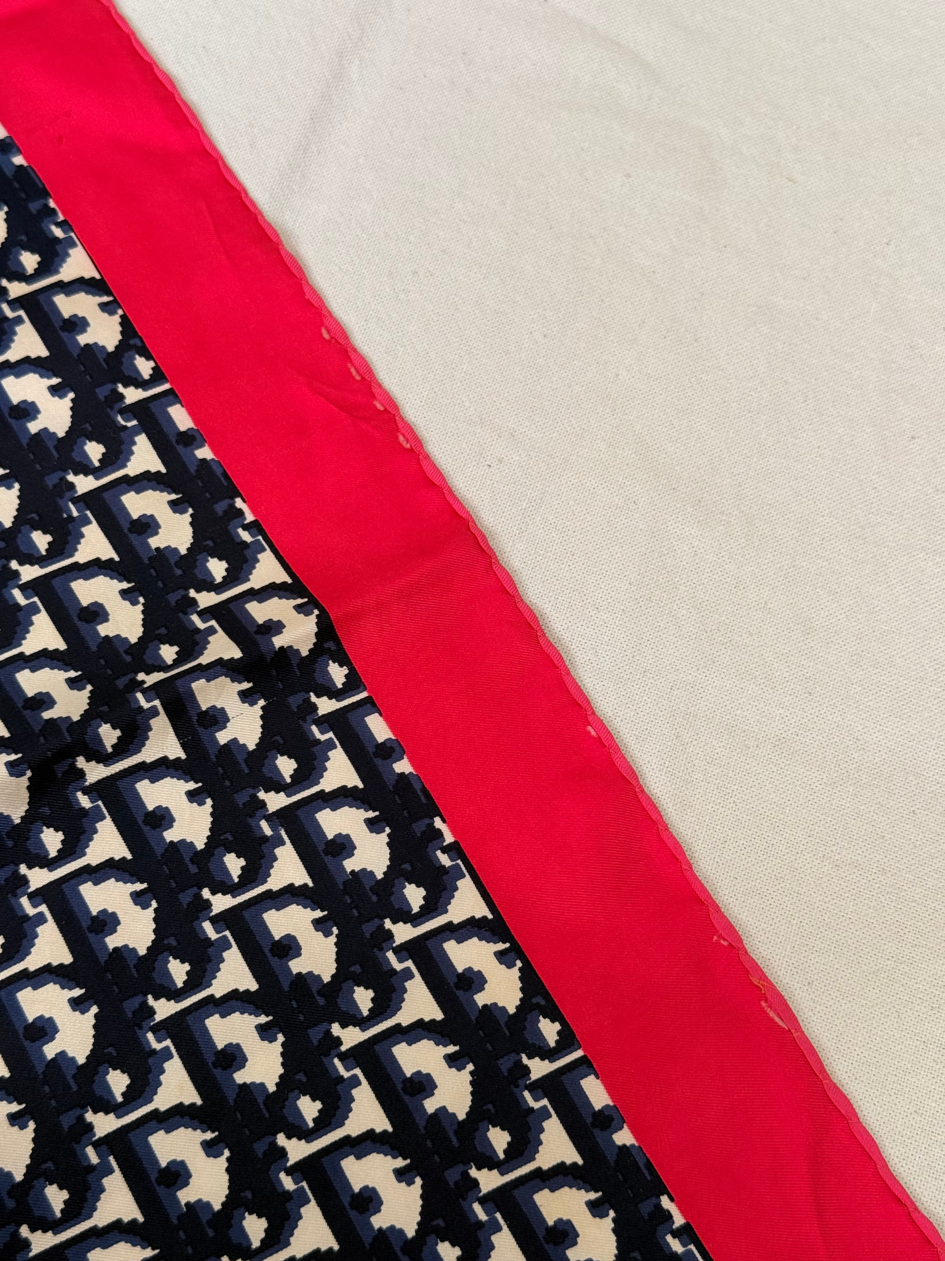 Foulard Christian Dior – Modèle Monogramme Bleu Et Rose