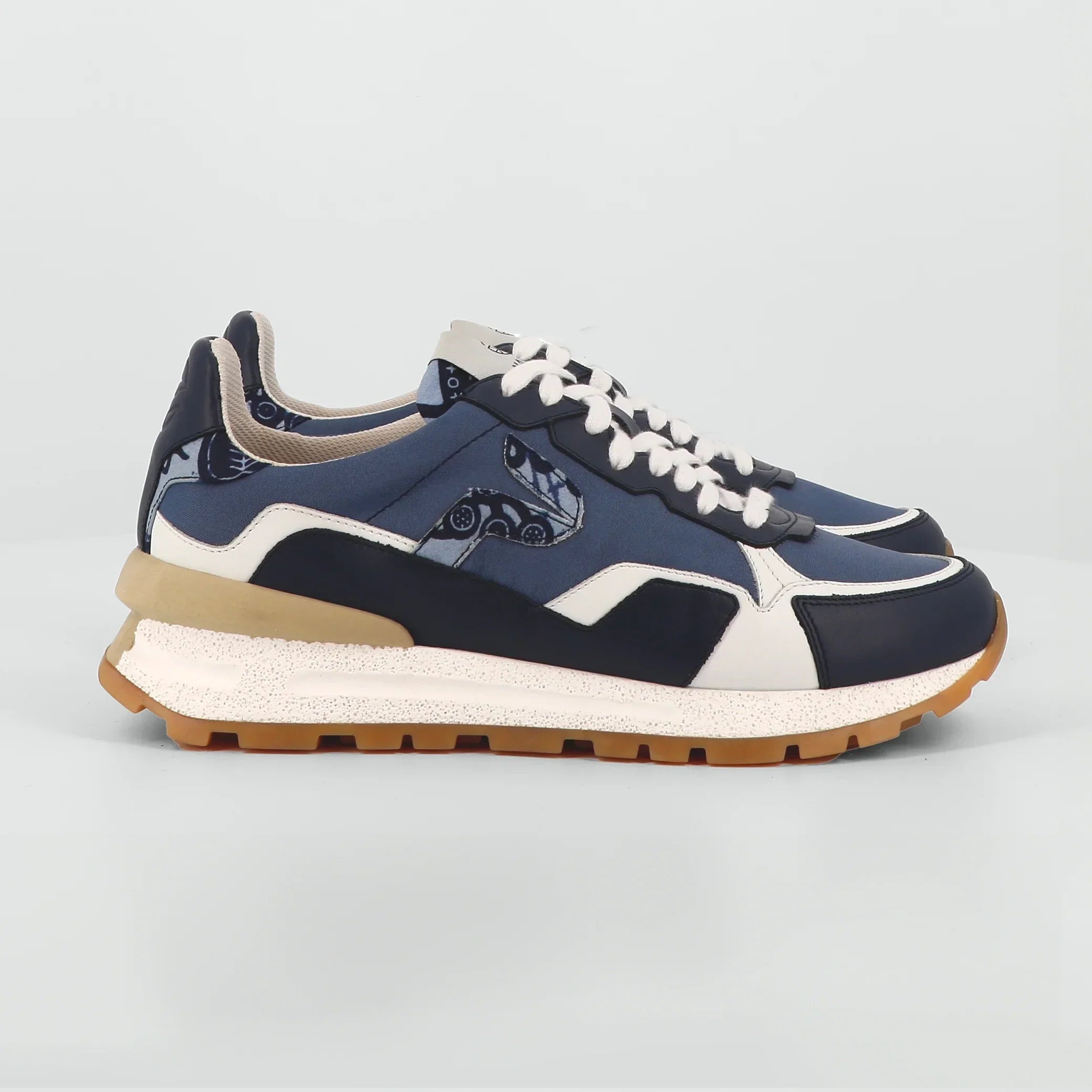 Akanda-Marine Trainers