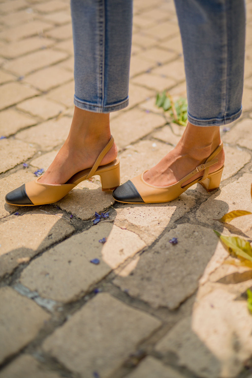 Zapatos de tacón Chela con tira trasera