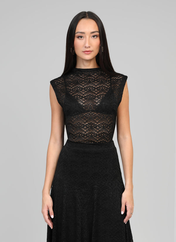 An'ge – Camiseta de tirantes Alixane Negro, modelo con un top de encaje negro y una falda larga