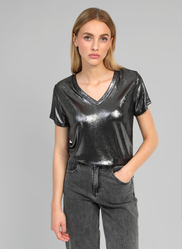 An'ge – T-Shirt Alizelan Anthracite, mannequin femme blonde portant un t-shirt gris métallisé et un jean