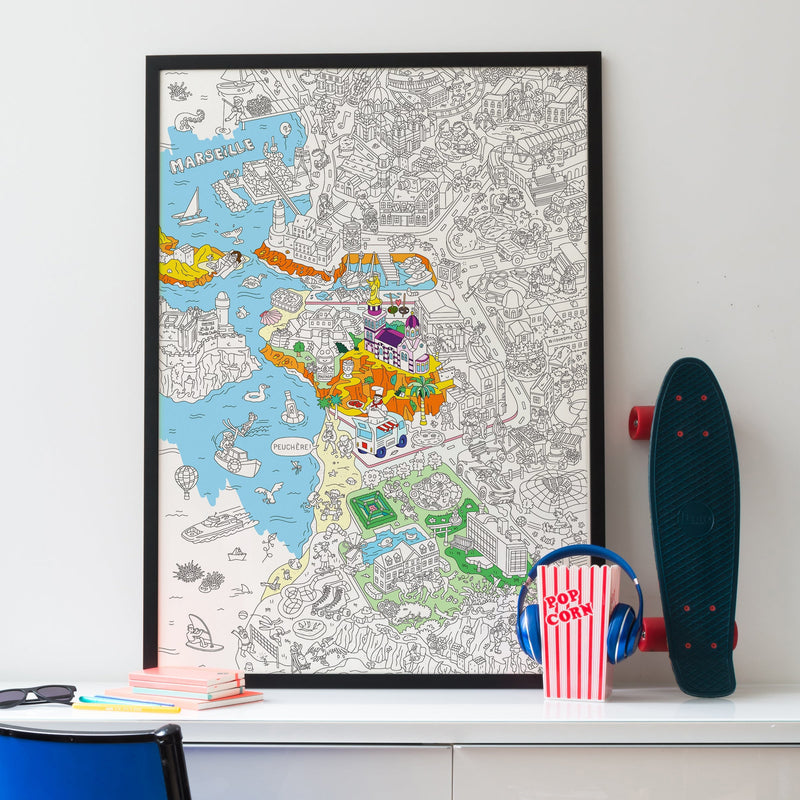 Poster géant Marseille à colorier encadré dans une chambre d’enfant moderne