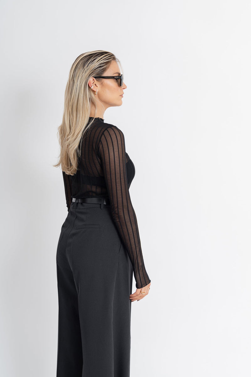 Pull Wolf Sheer Sweater