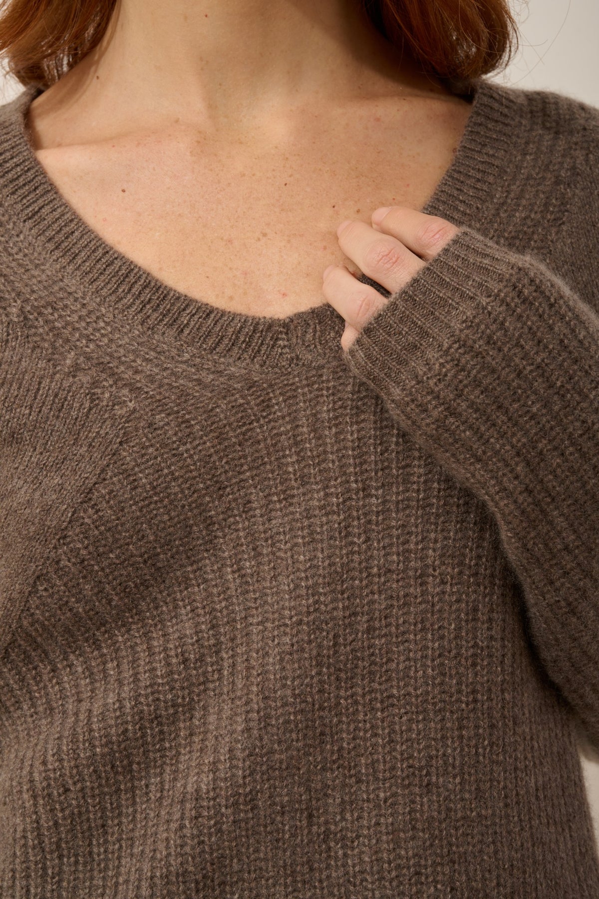 Jersey Cuello V 4 Hilos - Amrita - Taupe Jaspeado
