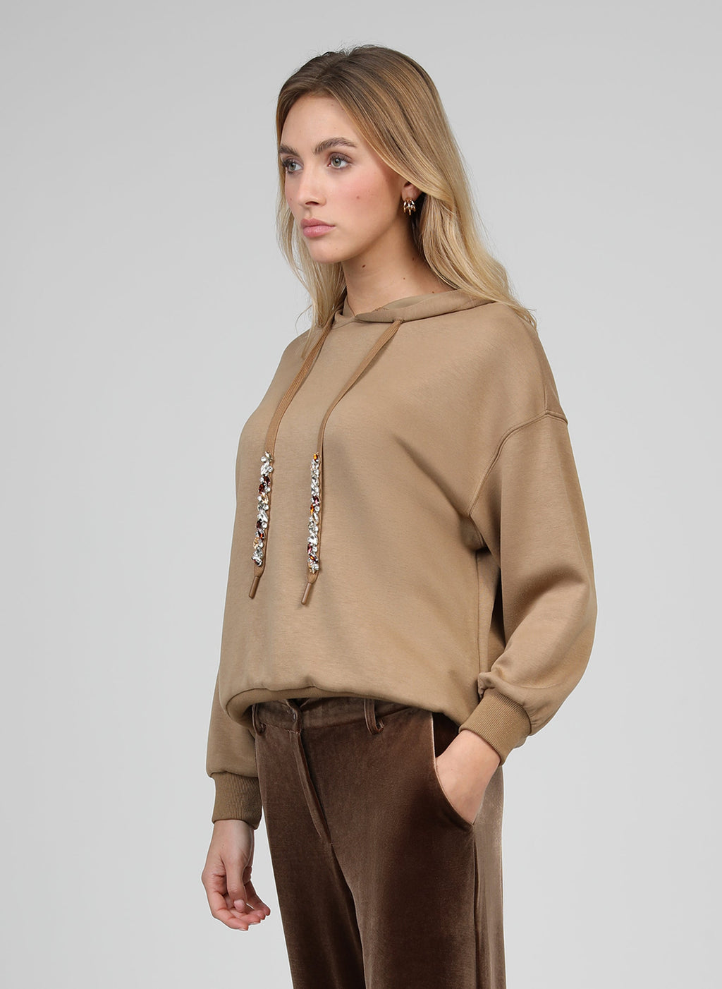 An'ge – Sweat Anika Camel, mannequin portant un sweat-shirt à capuche beige et un pantalon marron