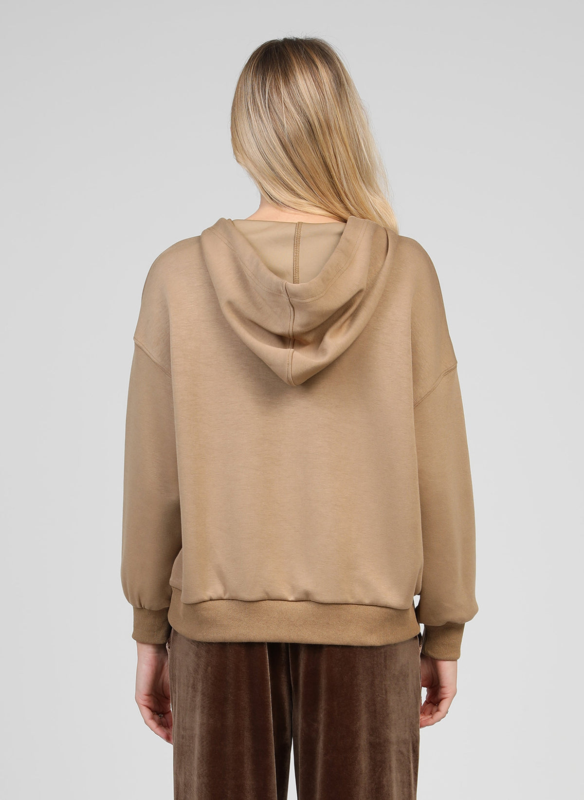 An'ge – Sweat Anika Camel, mannequin de dos portant un sweat-shirt à capuche marron clair