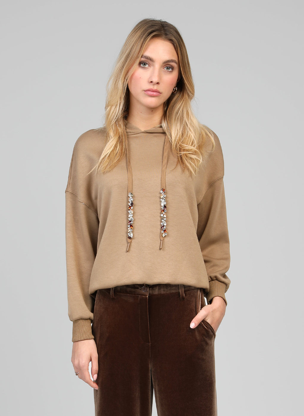 An'ge – Sweat Anika Camel, mannequin portant un sweat à capuche beige et un pantalon marron