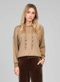 An'ge – Sweat Anika Camel, mannequin portant un sweat à capuche beige et un pantalon marron