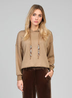 An'ge – Sweat Anika Camel, mannequin portant un sweat à capuche beige et un pantalon marron