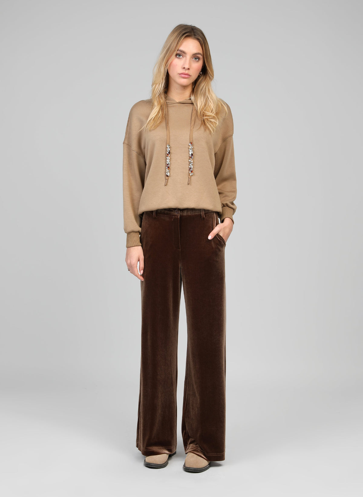 An'ge – Sweat Anika Camel, mannequin portant un sweat à capuche beige et un pantalon marron en velours