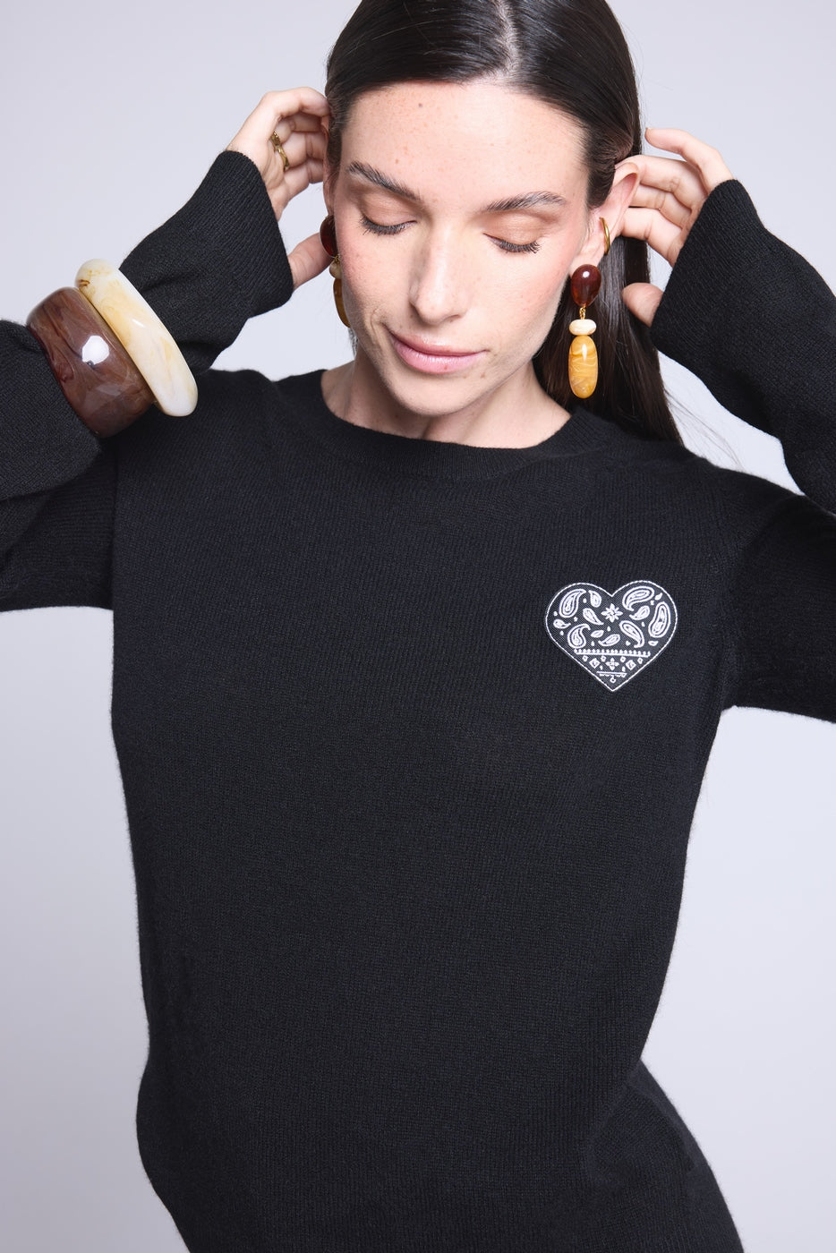 Jersey de cuello redondo con corazón bordado Anubis - Bandana negro blanco - Mujer - 100% cachemira