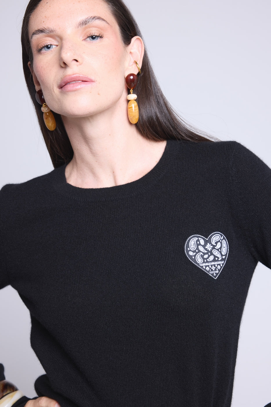 Jersey de cuello redondo con corazón bordado Anubis - Bandana negro blanco - Mujer - 100% cachemira