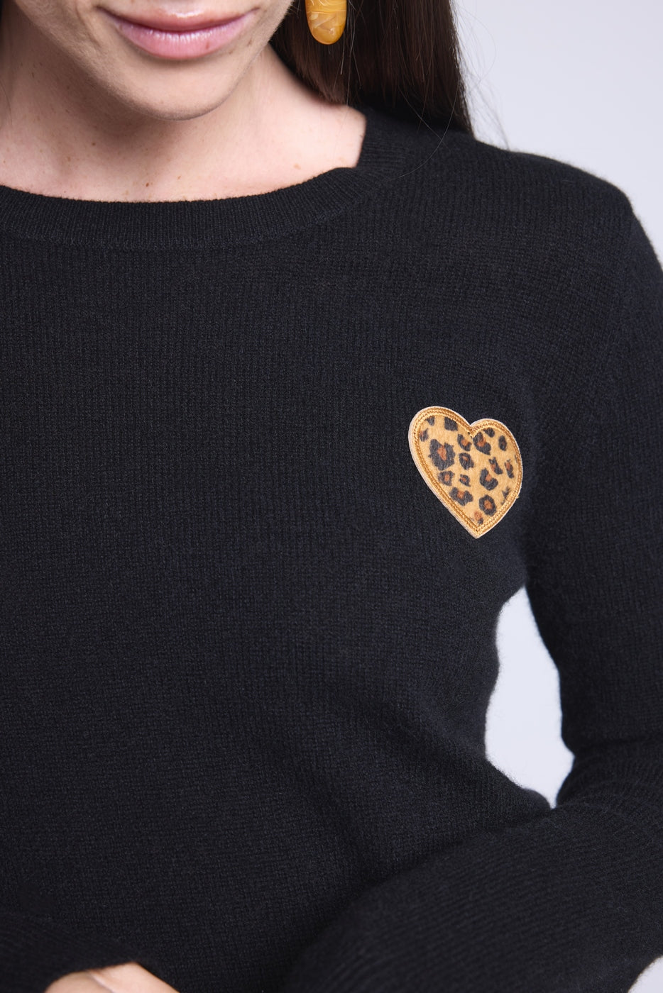 Pull Col Rond Cœur Broderie Anubis - Noir Leopard Beige - Femme