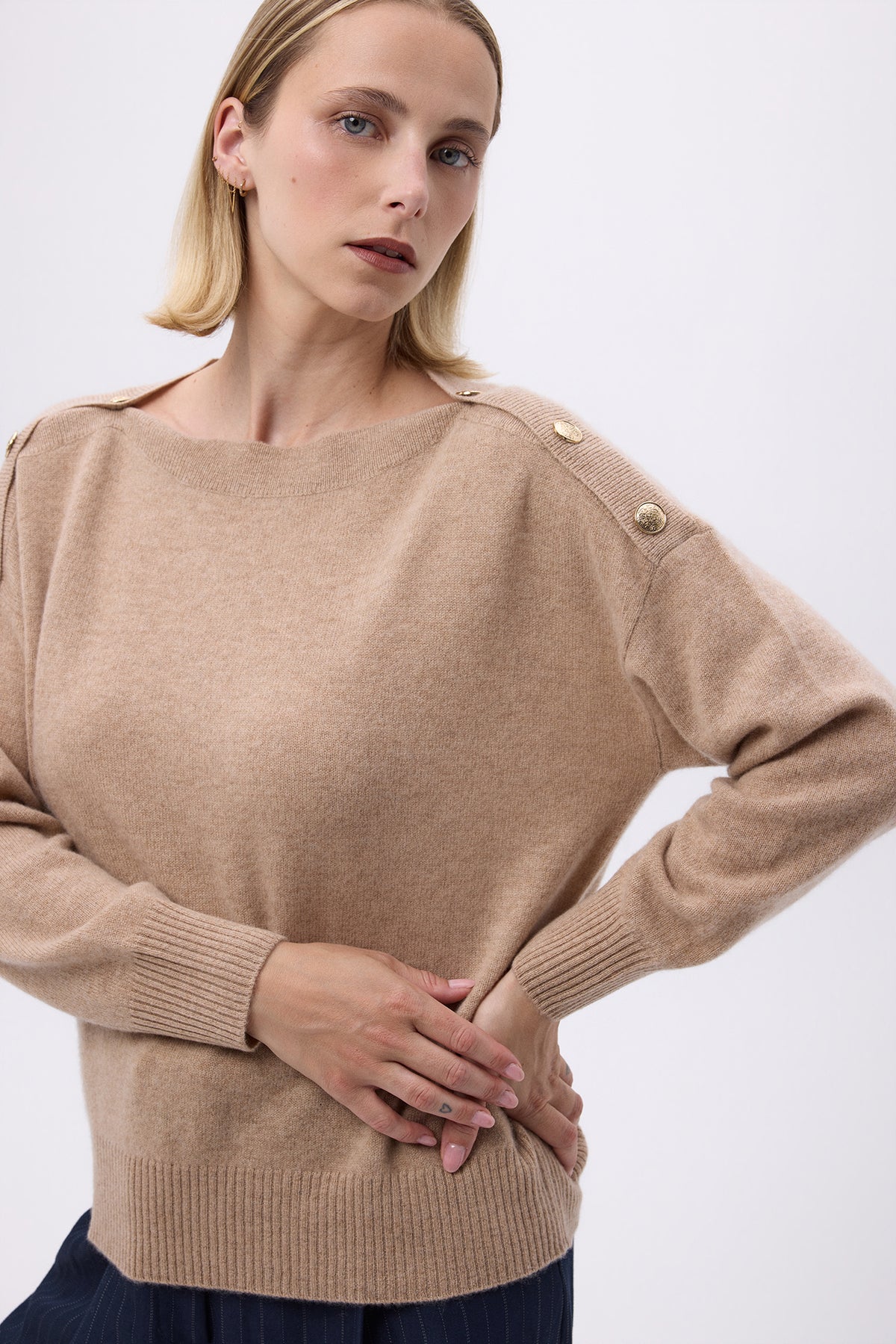 Pull Col Rond Boutons Dorés Aspen - Beige Creme - Femme