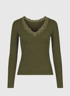 An'ge – T-shirt Asturial Lindegroen, kakigroene top met lange mouwen en kanten V-hals