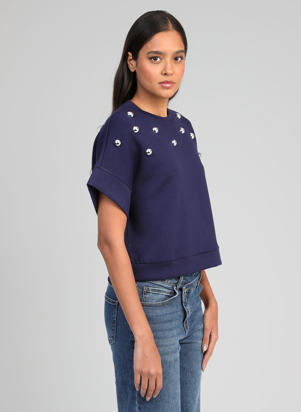 An'ge – Sweat Atika Marine, mannequin portant un haut bleu marine avec des clous argentés