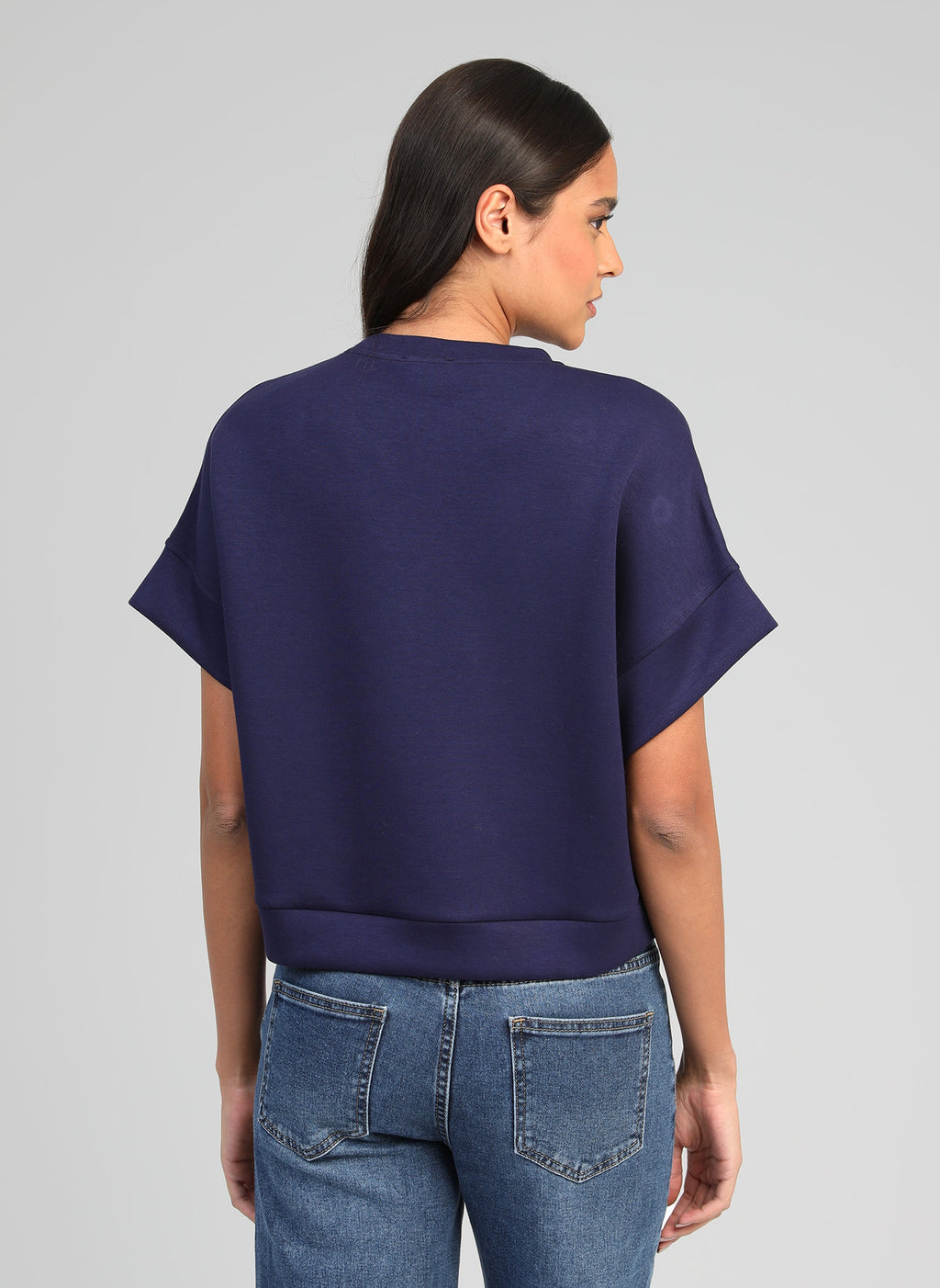 An'ge – Sweat Atika Marine, mannequin de dos portant un t-shirt bleu marine et un jean