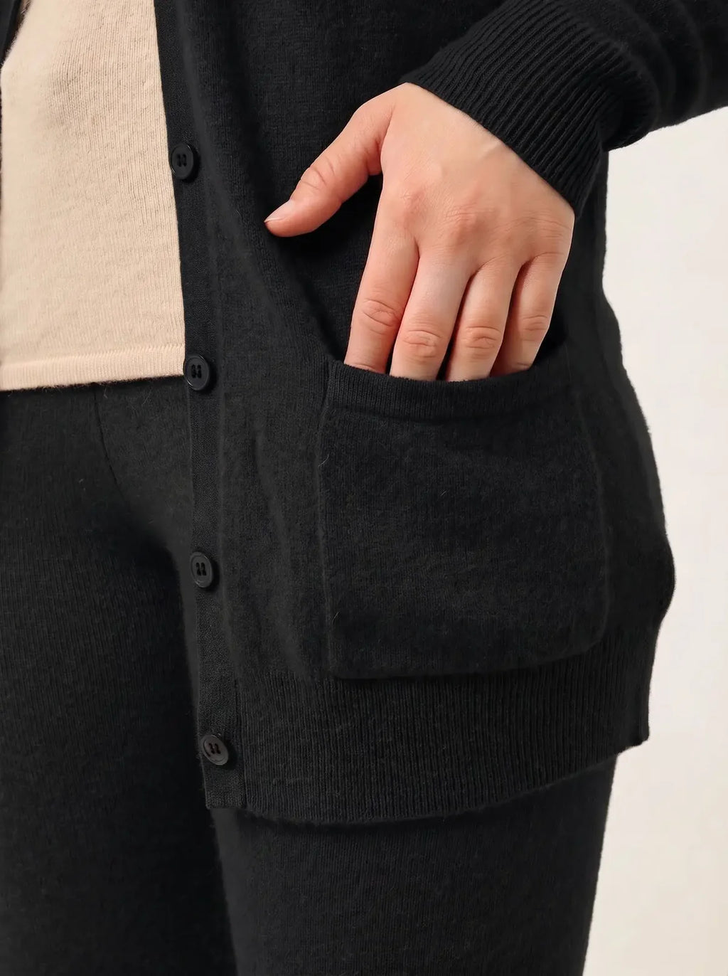 V-Neck Cardigan - Cimet - Black