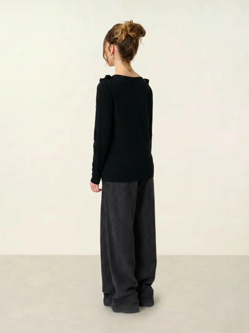 Jersey de cuello redondo con volantes delanteros - Knott - Negro