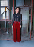 An'ge – Pantalon Pontalene Rouge, mannequin portant un chemisier noir transparent et un pantalon rouge en velours