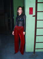 An'ge – Pantalon Pontalene Rouge, mannequin portant un pantalon rouge en velours et une chemise noire transparente