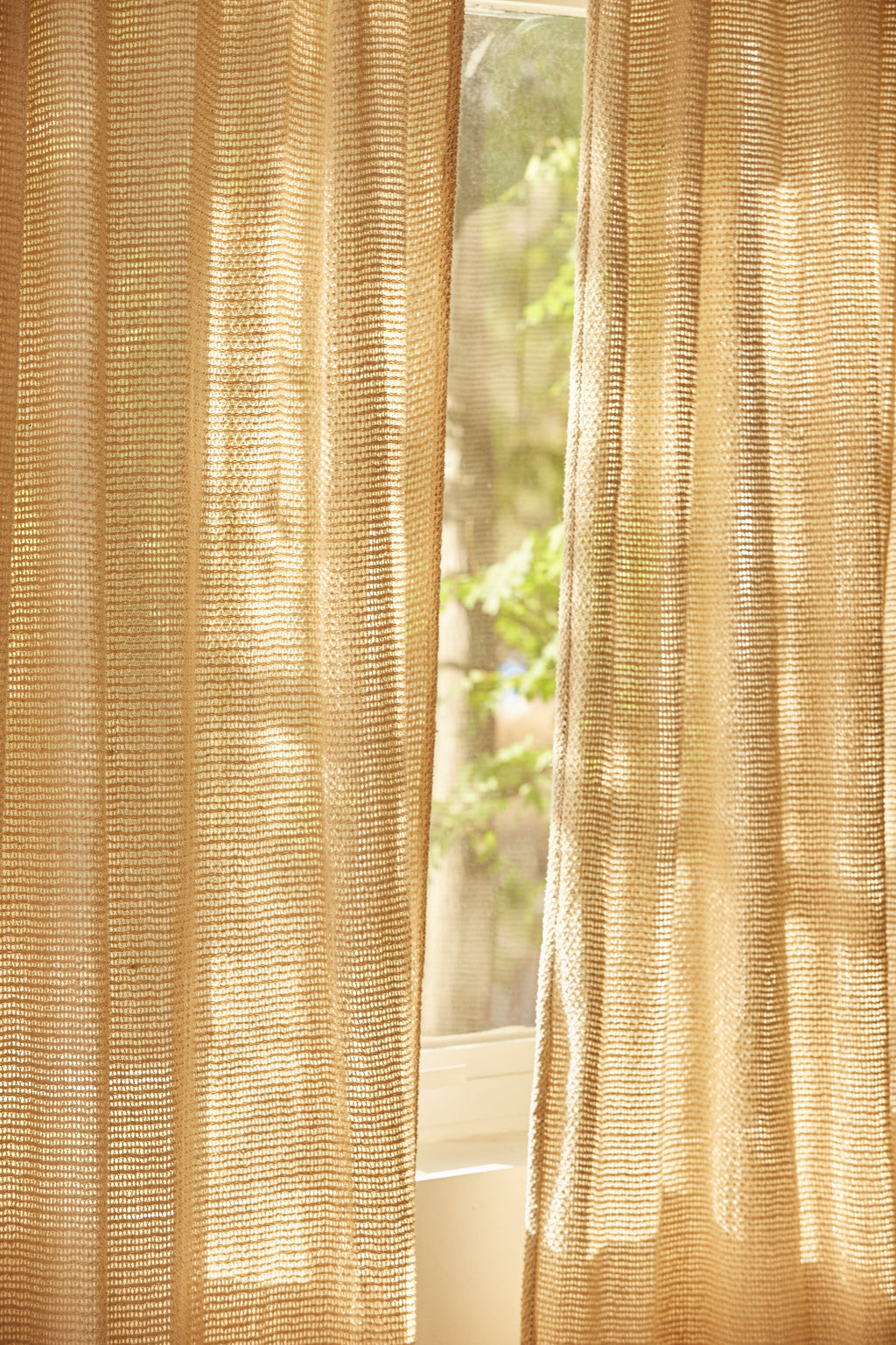 Red Curtain - Ecru