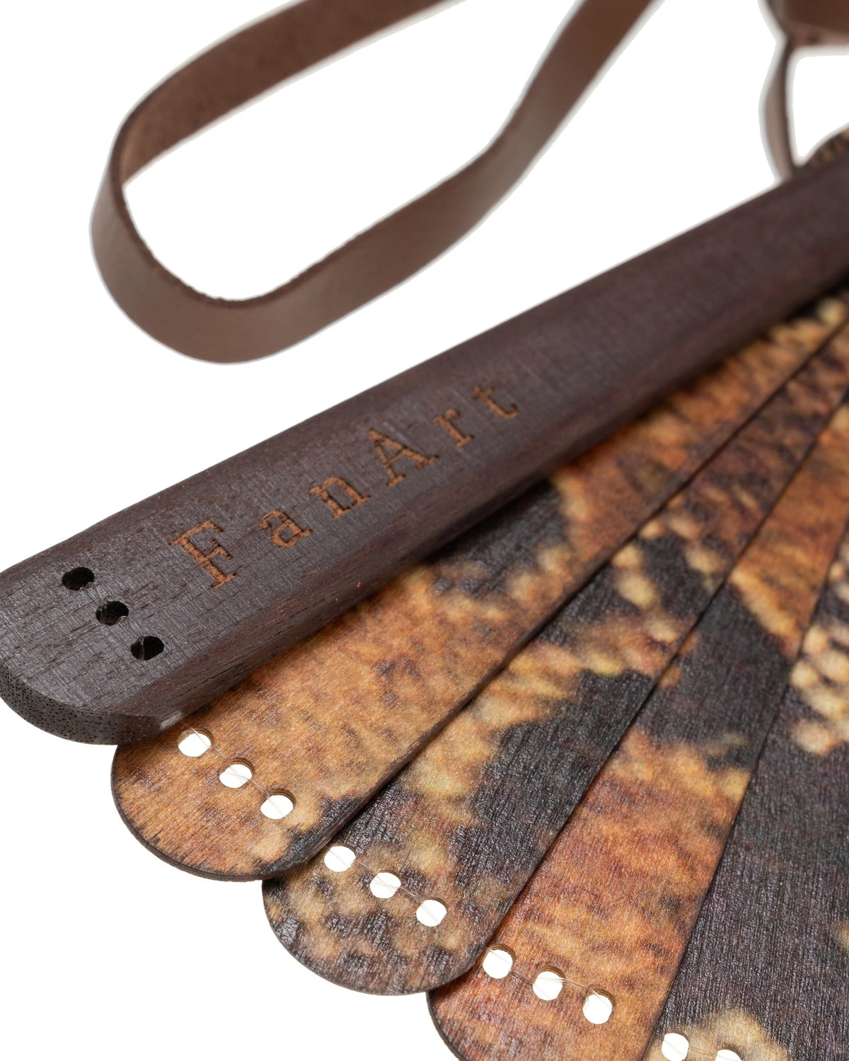 Michonet – Abanico Snake, primer plano de un abanico de madera marrón con estampado animal
