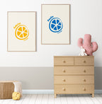 Affiches personnalisées - Minimaliste Citron: deux cadres avec croquis d'une tranche d’orange jaune et bleu, prénom et date, décor minimaliste.