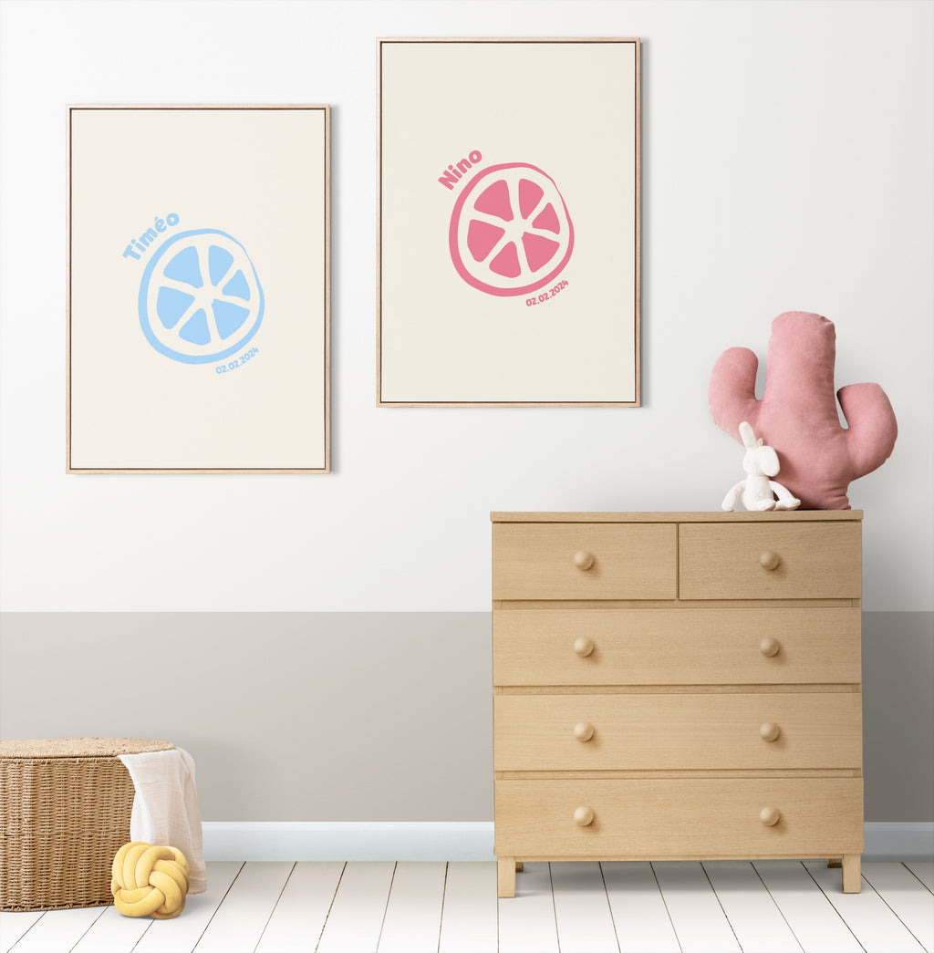 Affiches personnalisées minimaliste citron: deux cadres au mur avec motifs de rond citron pastel bleu et rose, détachés sur fond beige.